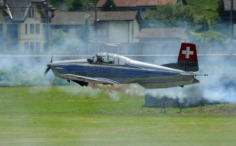 Zu coolem Event auf den Flugplatz reisen 
