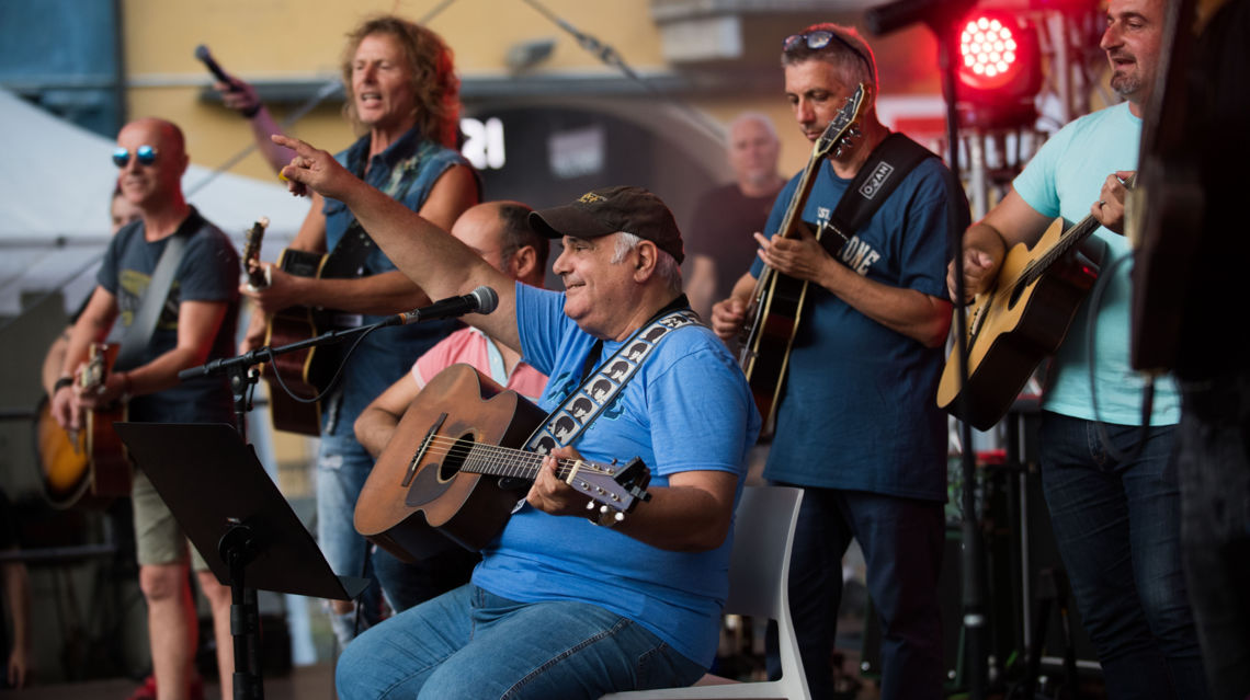 City-of-Guitars-24877-TW-Slideshow.jpg