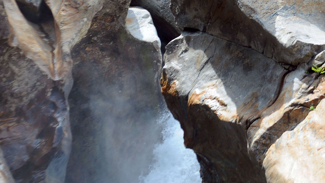 Lavertezzo-Fiume-Verzasca-36086-TW-Slideshow.jpg