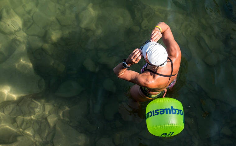 Hunderte Schwimmer überqueren den See