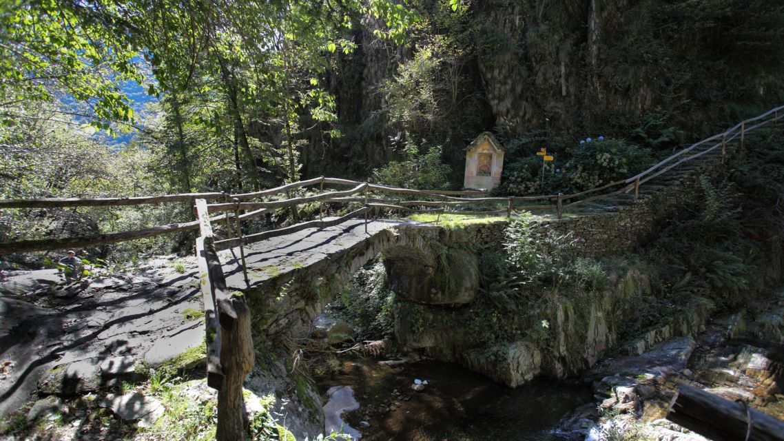 ponte-romano-a-Intragna-16018-TW-Slideshow.jpg